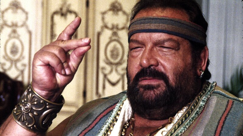 Der Flaschengeist (Bud Spencer) berichtet, dass er ein Dschinn ist und Wünsche erfüllen kann.. – Bild: RTLZWEI