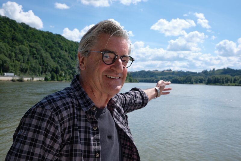Reporter Franz Gernstl in Passau, Startpunkt der zweiten Folge. Am Dreiflüsseeck in Passau wächst die Donau zu beachtlicher Größe an. Weiteres Bildmaterial finden Sie unter www.br-foto.de – Bild: BR/megaherz gmbh/HP Fischer Reporter Franz Gernstl in Passau, Startpunkt der zweiten Folge. Am Dreiflüsseeck in Passau wächst die Donau zu beachtlicher Größe an. Weiteres Bildmaterial finden Sie unter www.br-foto.de – Bild: BR/megaherz gmbh/HP Fischer
