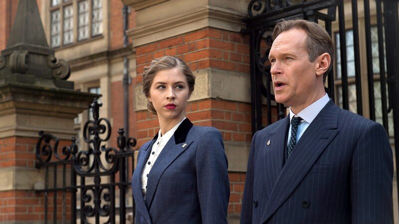 Hermione Corfield (Emma Garland, l.) und Steven Mackintosh (Richard Garland, r.). – Bild: Left Bank Pictures (Television) Limited