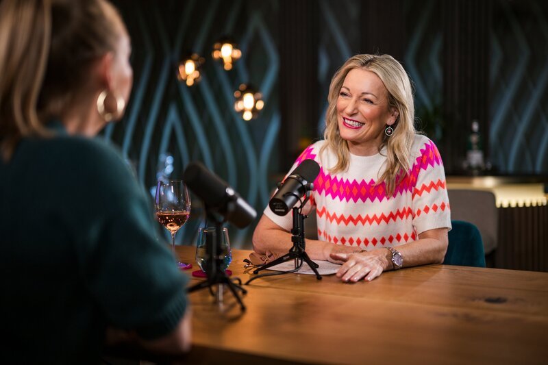 Monika Gruber (r.) und Barbara Schett während ServusTVs „Die Gruaberin – Vodcast“ in Salzburg, Österreich am 26. November 2025. – Bild: ServusTV /​ Sebastian Marko