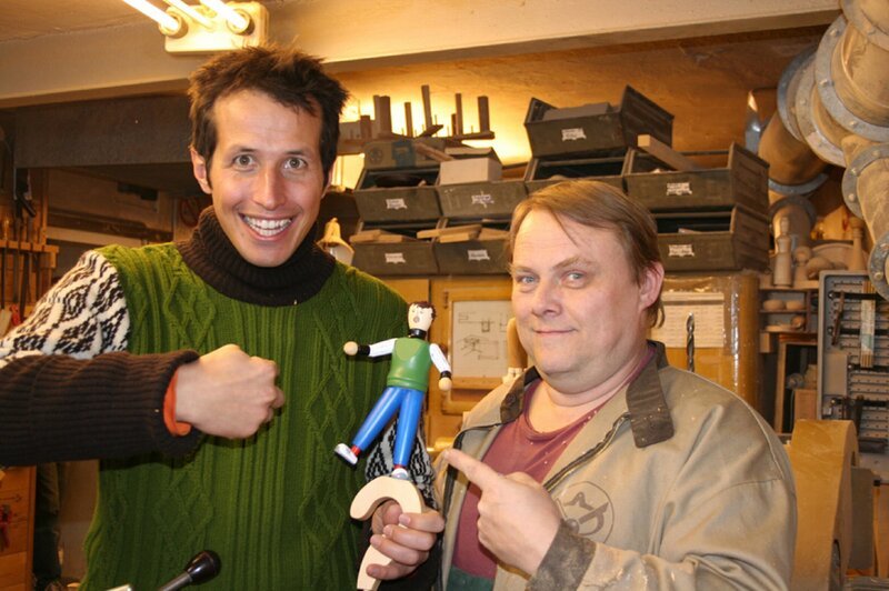 Willi mit einem Räuchermännchen in der Hand. Heute ist er im Erzgebirge unterwegs, um mehr über das Drumherum von Weihnachten zu erfahren. – Bild: BR/​megaherz gmbh