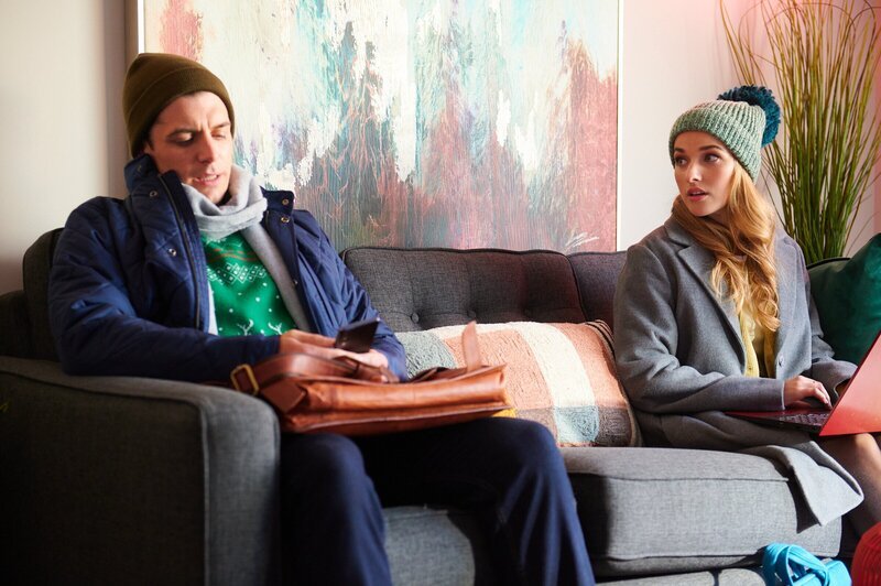 Charlie Brenson (Dan Jeannotte), Ellie Sanders (Annie Clark) – Bild: LEONINE Studios / Danielle Blancher Charlie Brenson (Dan Jeannotte), Ellie Sanders (Annie Clark) – Bild: LEONINE Studios / Danielle Blancher