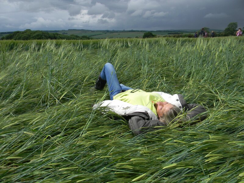 Wiltsire, England, UK – Monique Klinkenbergh, crop circle researcher and investigator takes a much needed break and rests in a new crop formation. – Bild: FOX /​ National Geographic Channels