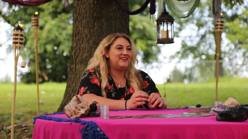 Shanda Smith, tells the sisters’ fortunes. – Bild: Scott Ippolito /​ TLC /​ Photobank 37388_ep208_017 /​ Discovery Communications, LLC