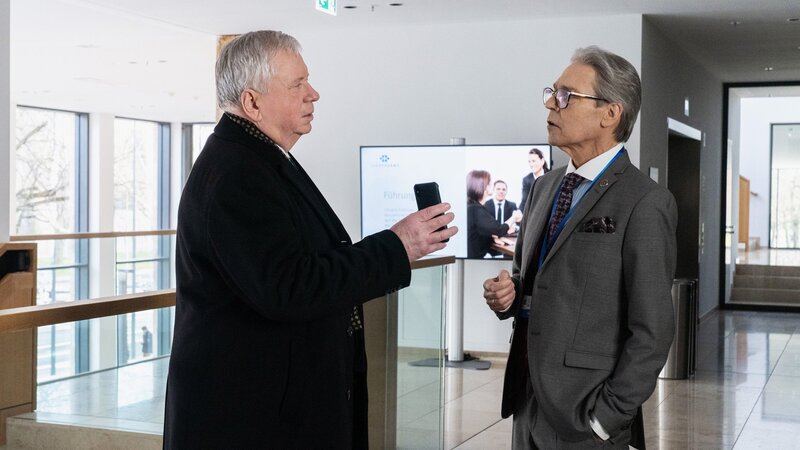 Konfrontiert den neuen Chef der Toten mit Fakten, v.li.: Rainer Hunold als Staatsanwalt Bernd Reuther, Jacques Breuer als Dr. Berthold Lazos – Bild: SRF/​ZDF/​Andrea Enderlein