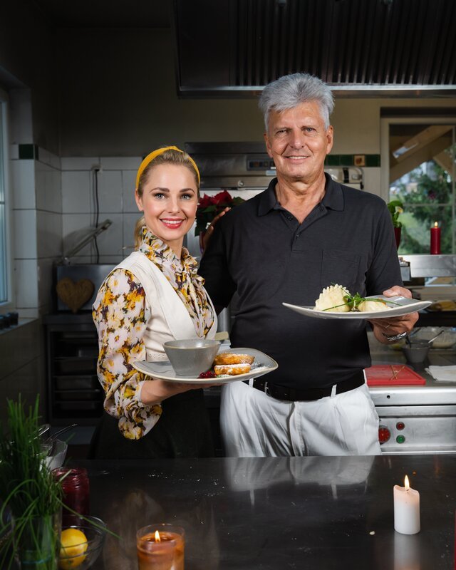 Silvia Schneider, Richard Hasler („Kärntner Kasnudeln“ und „Gebackene Apfelradlan mit Vanillesauce"). – Bild: ORF/​Lura Media/​Simeon Baker