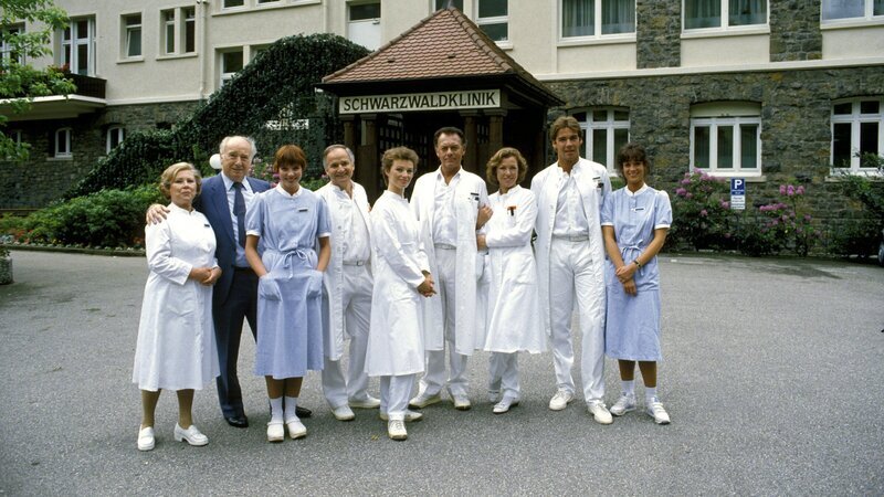 Das Personal der „Schwarzwaldklinik“ von links: Oberschwester Hildegard (Eva Maria Bauer), Verwaltungsdirektor Alfred Mühlmann (Alf Marholm), Schwester Ina (Gaby Fischer), Dr. Gerd Wolter (Franz Rudnick), Dr. Katarina Gessner (Ilona Grübel), Prof. Klaus Brinkmann (Klausjürgen Wussow), Schwester Christa (Gaby Dohm), Dr. Udo Brinkmann (Sascha Hehn) und Schwester Elke (Barbara Wussow). – Bild: ZDF und Thomas Waldhelm
