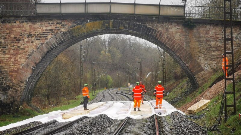 Arbeiter während des Abrisses. – Bild: Warner Bros. Discovery