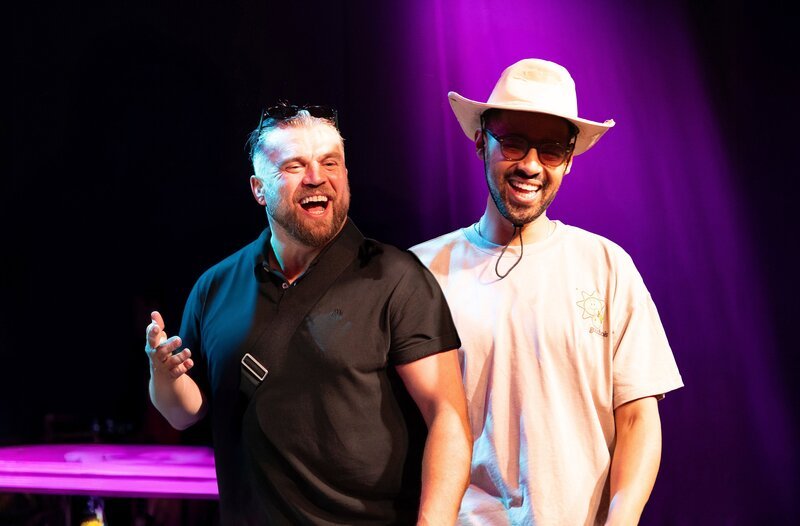 Die Hosts und Gründer der Show „Hood Comedy“ sind Halid Rizvanovic (li.) und Bruno Banarby. – Bild: HR