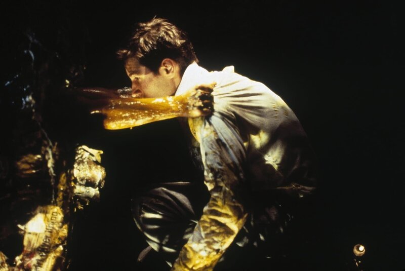 Ganz offensichtlich steckt Special Agent Mulder (David Duchovny, r.) in großen Schwierigkeiten … – Bild: Twentieth Century Fox Film Corporation