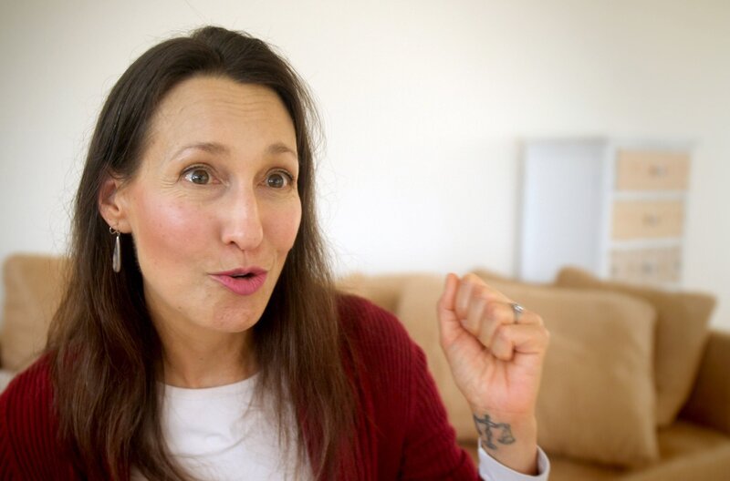 Die amerikanische Psychologin Melanie Joy glaubt, dass wir alle von der Gesellschaft konditioniert werden, bestimmte Tiere als essbar zu betrachten. – Bild: Jakob Schmidt