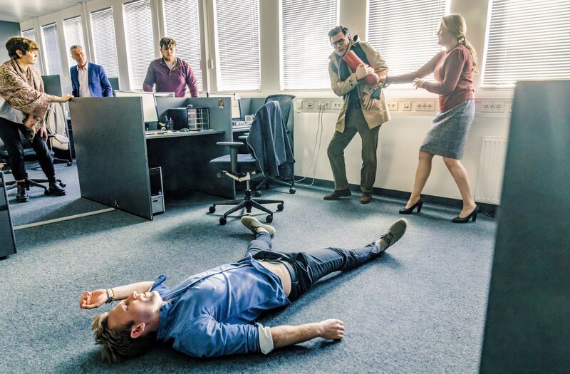 Jaspers Vorgesetzte (Marisa Growaldt) will Jasper (Manuel Rubey, 2. von rechts) ihre Tat in die Schuhe schieben. – Bild: ORF/​BR/​die film gmbh/​Hendrik Heiden