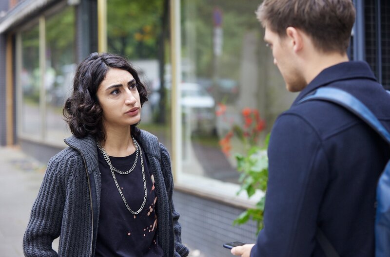 Lu (Naira Hadodo) findet, dass Denis (Jonas Nay) mit der Situation nicht gut umgeht. Trotzdem lässt sie sich immer wieder überreden, ihm zu helfen. – Bild: SWR/Relevant Film/Andrea Kueppers Lu (Naira Hadodo) findet, dass Denis (Jonas Nay) mit der Situation nicht gut umgeht. Trotzdem lässt sie sich immer wieder überreden, ihm zu helfen. – Bild: SWR/Relevant Film/Andrea Kueppers