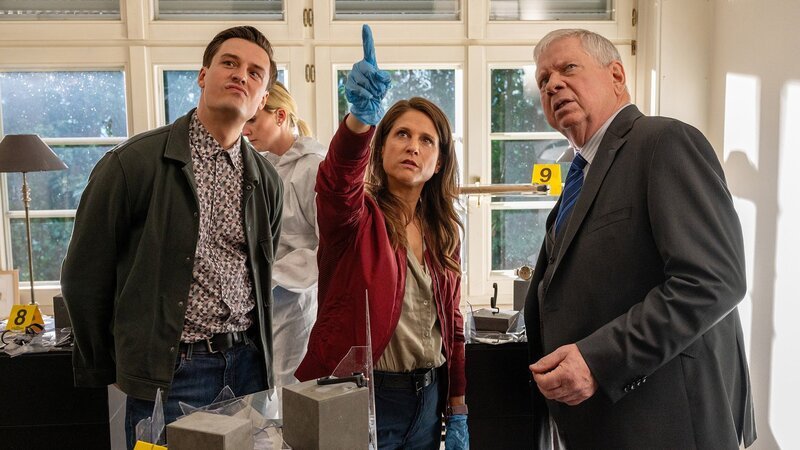 Die Kommissare und der Staatsanwalt sind auf Spurensuche am Tatort, v.li.: Jannik Mioducki als Alexander Witte, Anika Baumann als Julia Schröder, Rainer Hunold als Bernd Reuther. – Bild: SRF/​ZDF/​Martin Kaufhold