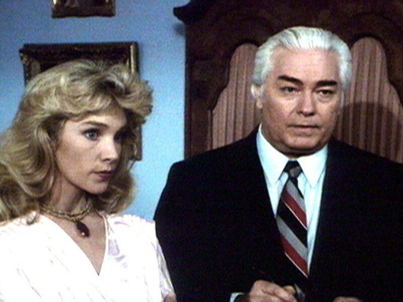 Alice (Jane Windsor) hat von ihrem Mann Richard (Richard Bradford) einen riesigen Rubin geschenkt bekommen, der von einer indischen Statue stammt. – Bild: Super RTL