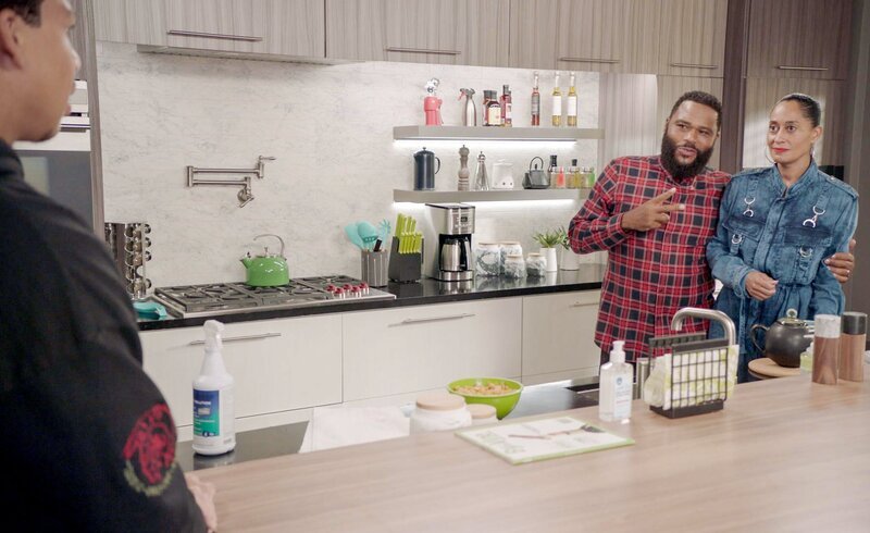 (v.li.): Marcus Scribner (Andre ‚Junior‘ Johnson jr.), Anthony Anderson (Andre ‚Dre‘ Johnson), Tracee Ellis Ross (Rainbow ‚Bow‘ Johnson). – Bild: ORF/​Disney/​ABC