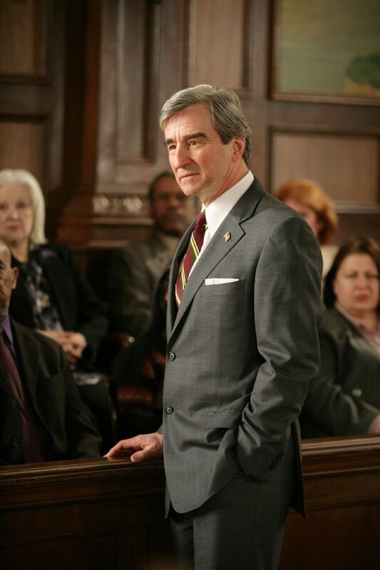 Staatsanwalt Jack McCoy (Sam Waterston) klagt einen vermeintlichen Helden an, dessen wahnwitzige Verbrecherjagd quer durch die Stadt in einem schweren Unfall endete und ein Menschenleben kostete. – Bild: TVNOW