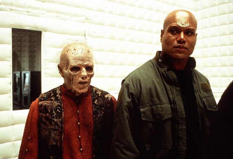 Daniel sieht überall verwesende Leichen. Teal’c (Christopher Judge, re.) kann allerdings niemanden neben sich warnehmen. – Bild: RTL II