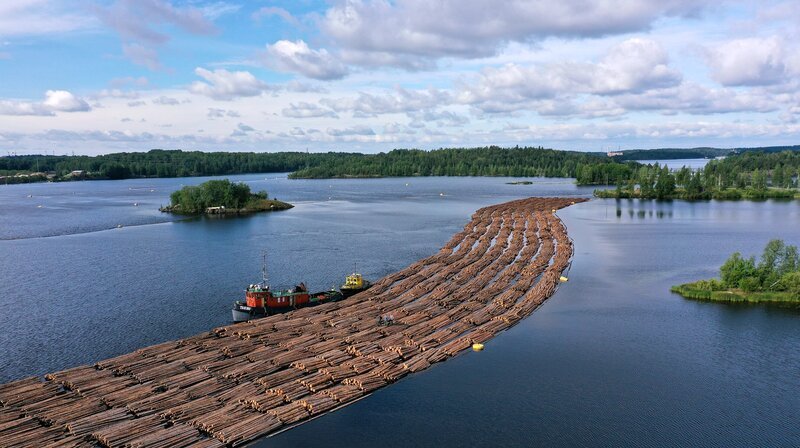 Das Holzfloß am Ziel der Reise, die Zellstofffabrik in Lappeenranta. – Bild: NDR/​Florianfilm GmbH