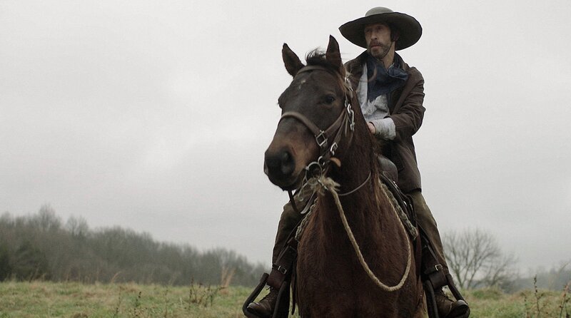 Oklahoma, 1906. Der verwitwete Farmer Henry McCarty (Tim Blake Nelson) führt ein einfaches Leben. – Bild: Plaion Pictures GmbH