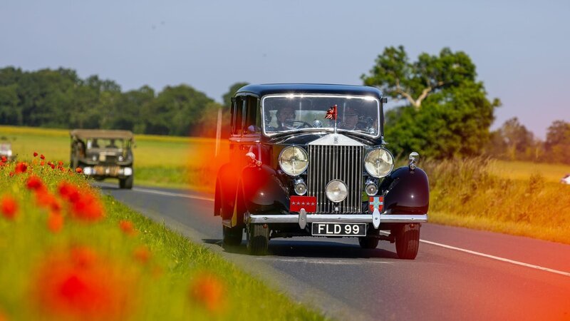 Monty’s Rolls Royce driving past poppy’s in Normandy – Bild: Warner Bros. Discovery, Inc. or its subsidiaries and affiliates