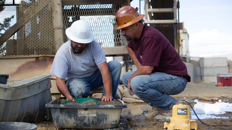 Jason Sanchez and Dave Turin panning for gold – Bild: Discovery Channel /​ Photobank 36978_ep201_024 /​ Discovery Communications, LLC