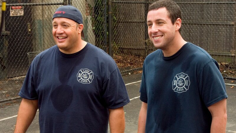 Die Feuerwehrmänner Chuck (Adam Sandler, re.) und Larry (Kevin James) würden alles füreinander tun. Als der verwitwete und alleinerziehende Larry seinem Freund bei einem Einsatz das Leben rettet, bittet er Chuck im Gegenzug um einen Gefallen. – Bild: RTL II