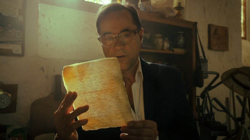 Joachim Vernau (Jan Josef Liefers) entdeckt ein altes Familienfoto und einen alten Brief. – Bild: ZDF and Stefan Erhard