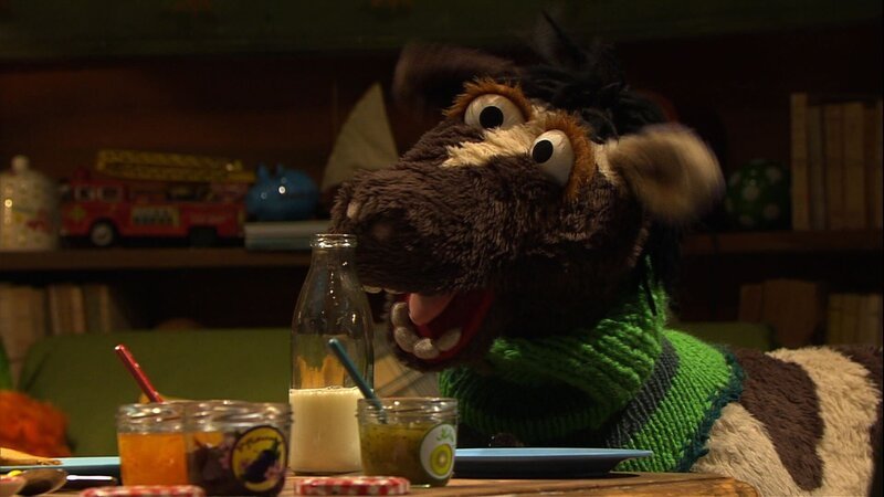 Irgendwie fängt der Tag schon blöd an: Erst entscheidet sich Pferd für den falschen Pulli, dann für die falsche Marmelade, die ihm direkt auf seine Klamotten kippt. – Bild: NDR/​Sesame Workshop