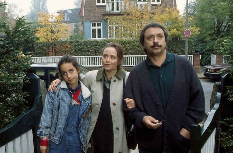 Stolz zeigt Caroline (Marie Gruber, M.) ihrer Familie das neue Heim. So groß hätte sich Stubbe (Wolfgang Stumph, r.) das Haus allerdings nicht vorgestellt. – Bild: ZDF und Norbert Kuhröber