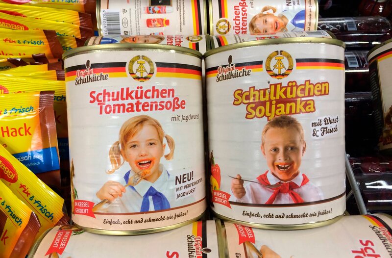 PHOENIX TERRA X-HISTORY: SPEIS UND TRANK IN OST UND WEST. Der Lebensmittel Discounter Netto Scotti hat zur Zeit Suppen, nach alten DDR Rezepten im Angebot. – Bild: phoenix/​imago/​Olaf Wagner