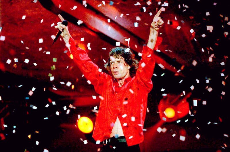 Sänger Mick Jagger (GBR/​Rolling Stones) im Konfettiregen – Bridges to Babylon Europa Tournee. Zagreb. – Bild: phoenix/​imago