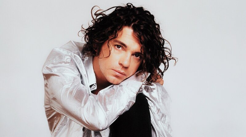 Rockstar & Sexidol: In den 80er und 90er-Jahren füllt INXS mit Frontmann Michael Hutchence die großen Stadien der Welt. – Bild: phoenix/​ZDF/​3DD Productions