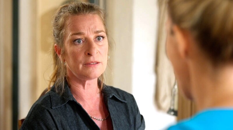 Carla (Maria Fuchs m.) entdeckt, dass Katharina ihrer Zeit weit voraus und eine große Astronomin war. Um Katharina zu würdigen, gibt Carla (Maria Fuchs m.) dem Heideecho ein Interview – Bild: NDR