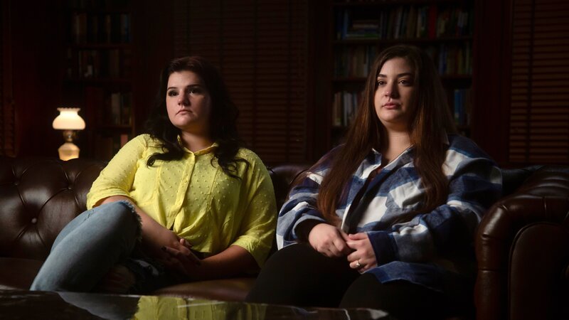 Interviewees, Christian Showalter and Hannah Parrett sat on sofa looking off to the left of the camera. – Bild: 2022, Discovery, Inc. All Rights Reserved.