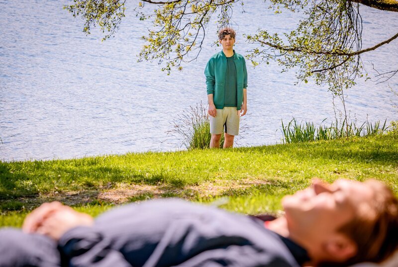 Elias (Orlando Lenzen, hinten) sehnt sich nach Leo (Aurel Klug, vorne) und würde ihm als Freund gerne helfen. – Bild: ORF/​ARD/​Christof Arnold