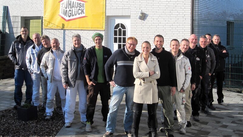 Das Team von Zuhause im Glück hilft dieses Mal einer Familie in NRW – Bild: RTL II