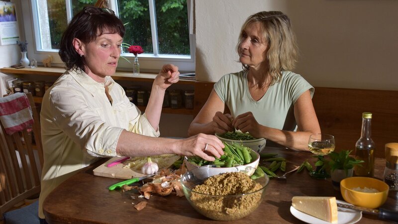 Zu Tisch Nordbaden – Deutschland Margrit Arnold und Dagmar Graser schälen Erbsen für den Grünkernrisotto – Bild: SRF/​Gero von Schneider-Marientreu
