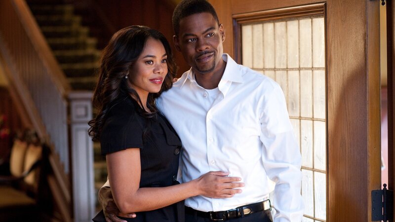 Nach dem Tod seines Vaters empfangen Aaron (Chris Rock) und seine Frau Michelle (Regina Hall) die Trauergäste. – Bild: ZDF