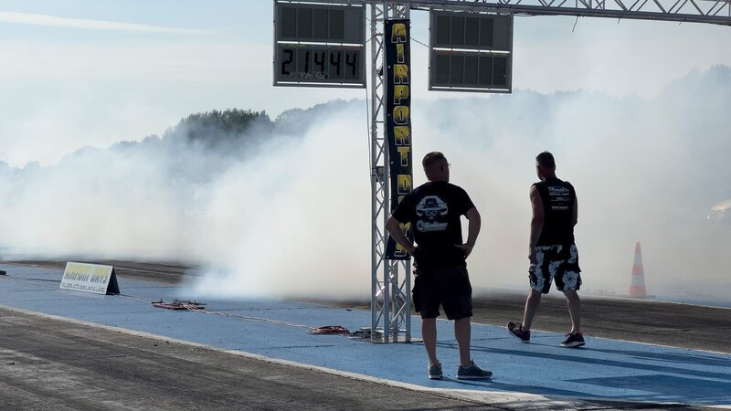 Die Vorbereitungen für das Dragster-Rennen gestalten sich schwierig. – Bild: Warner Bros. Discovery