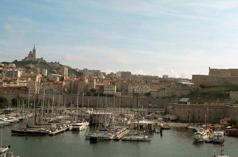 Anna Seghers’ Roman „Transit“ spielt während der deutschen Besatzung in Marseille. – Bild: Elephant Doc