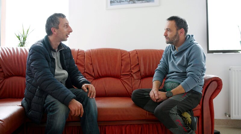 Patient Feri im Gespräch mit Psychologe Ciprian in seinem Büro. – Bild: MDR/​André Krüger
