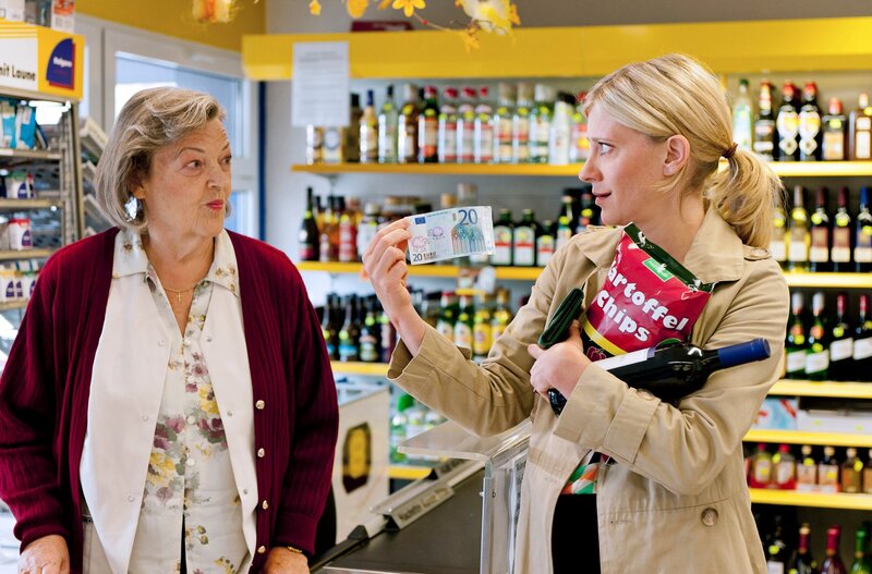 Sophie Haas (Caroline Peters, r.) bekommt von Frau Runkelbach (Friederike Frerichs, l.) einen bemalten 20 € Schein. – Bild: rbb/​Frank Dicks