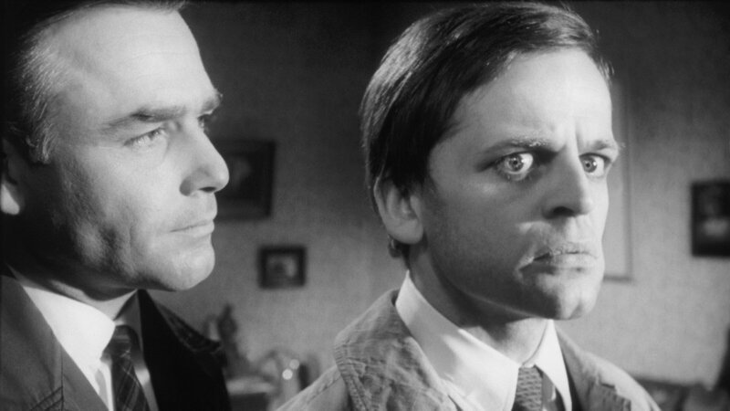 Inspektor Larry Hold von Scotland Yard (Joachim Fuchsberger, links)  weiß nicht, was er von dem verschrobenen Sekretär Edgar (Klaus Kinski) halten soll. – Bild: 3sat