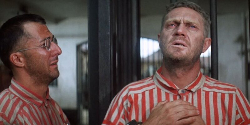 v.li.: Louis Dega (Dustin Hoffman), Henri ‚Papillon‘ Charriere (Steve McQueen) – Bild: PAPILLON PARTNERSHIP v.li.: Louis Dega (Dustin Hoffman), Henri ‚Papillon‘ Charriere (Steve McQueen) – Bild: PAPILLON PARTNERSHIP