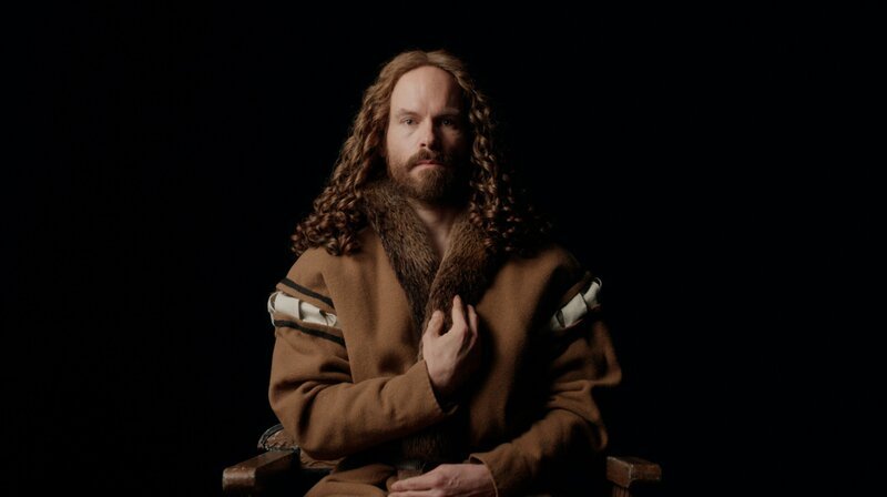 Schauspieler Wanja Mues als Albrecht Dürer, in dessen bekanntester Pose: das Selbstbildnis im Pelzrock (um 1500) – Bild: NDR/​ARTE/​B | 14 FILM/​Jonas Römmig