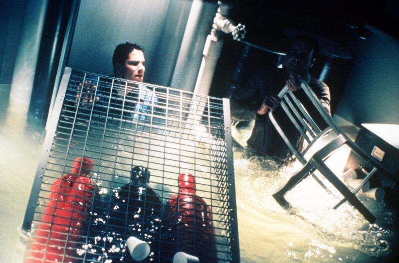 Der Seemann De Mara (Marco Sanchez) steht Todesängste aus: Er ist eingeklemmt und das Wasser steigt unaufhörlich. – Bild: Nitro