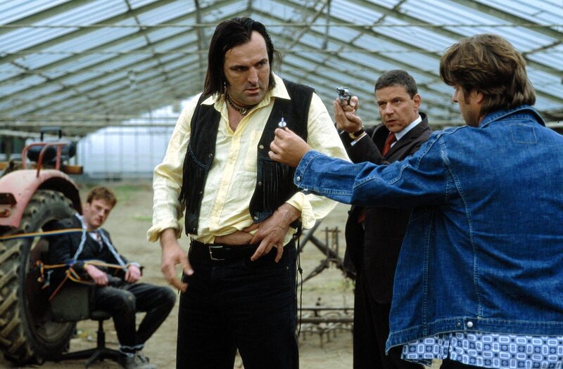 Joseph Sperlich (Andreas Hoppe, l.) wird von Taube (Christian M. Goebel, M.) und Jupp (Uwe Fellensiek, r.) festgenommen. – Bild: SAT.1 /​ Annette Stössel