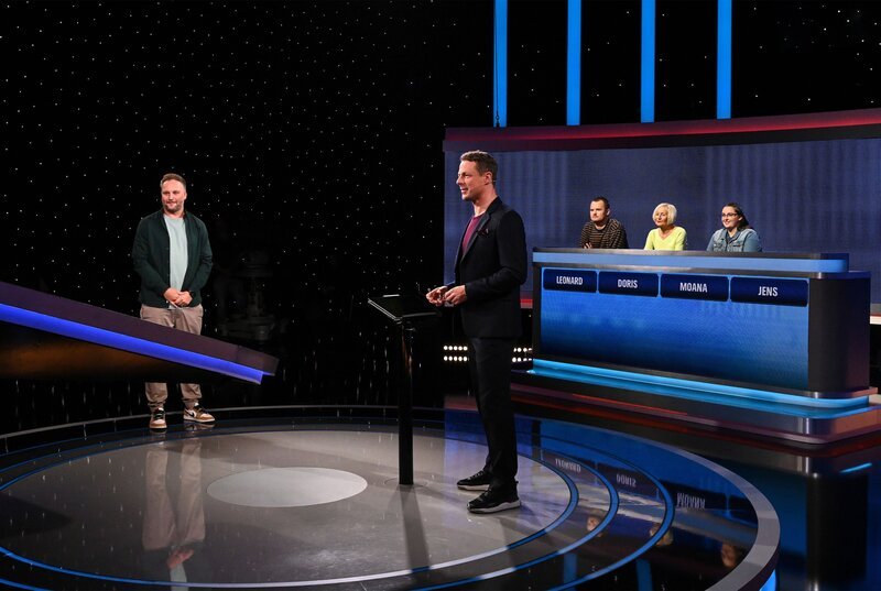 Moderator Alexander Bommes (2.v.l.) mit den Kandidat:innen: Leonard Bremer (3.v.r.), Doris Wolf (2.v.r.), Moana Seyfarth-Opel (r.), Jens Nolting (l.). – Bild: ARD/​Uwe Ernst