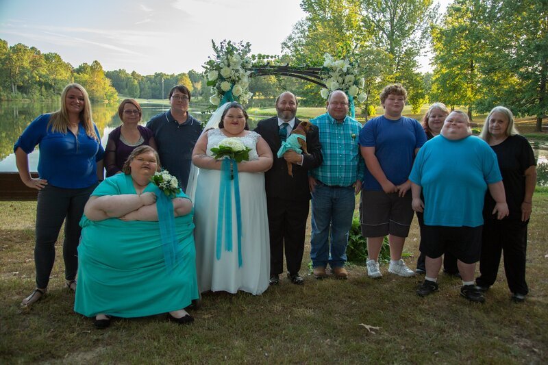 Tammy, Amy, Michael, Little bit, and Jason pose for a group photo under the arbor. – Bild: Scott Ippolito /​ Discovery Communications, LLC /​ TLC